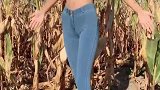 新交的女朋友，第一次带她来玉米地，穿这样严重影响我干活！