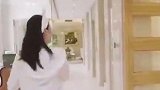混不好就要乖乖继承家业的女艺人，一位还在挣扎，另一位已经回家