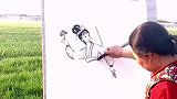 农民大妈用烧火棍作画，成品栩栩如生被农活耽误的画家