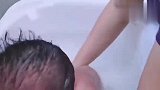 月嫂给小宝宝洗澡，没想到宝宝一直盯着月嫂看，小眼神好犀利啊！
