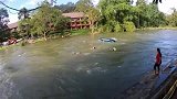 这就是玩漂流必须买保险的原因，掉到河里救也不好救