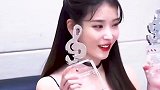 臭屁李知恩炫耀自己的奖杯，真不愧是韩国女solo，拿奖拿到手软
