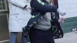 男孩苦练摇摆拳，爷爷默契配合，不料被姐姐反套路打哭