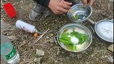 单车穷游珠藏镇，小伙饿得腿发软，公路边煮个饭