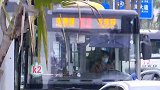 海南海口：公交司机开车玩手机？目击者：最少有5到10分钟