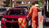 几人假装施工拦住车主，那根棍子是一直在动嘛？太搞笑了！