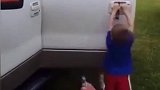 小男孩开车门，一开门就是惊喜