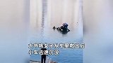 女子驾车冲入河中几十米，辽宁大爷零度跳水将其救出，随后小车迅速沉没