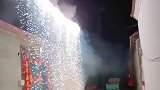我家邻居把烟花挂在电线上放
