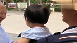 一见爷爷，孙女就高兴成这“傻样”，接下来一幕，爷爷笑得很甜！