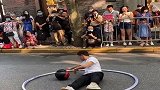 小伙靠圈吃饭厉害了，引得围观惊讶，牛顿果然管不了了！