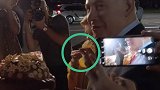 又被曝丑闻！以总理夫人外访时耍性子 将用于欢迎的面包扔在地上