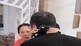 每次送儿子上幼儿园，必定上演一场“抢人”大战，真想找缝钻进去