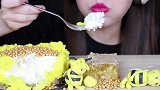 今天是小蜜蜂主题甜点餐呀，蜂巢芝士蛋糕也太好吃了吧