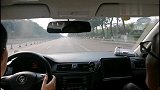 新学员科目三练车，猛跺刹车火药味十足，教练赶紧示弱