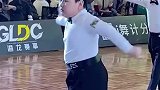 舞蹈比赛中，男孩伦巴舞表演台风沉稳