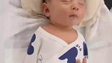 宝宝做完排气操睡的真板正，有些人一出生就是标兵