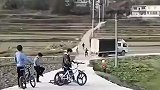 小男孩骑车频频摔倒，疼得表情都扭曲了