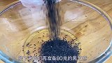 老奶奶经常这样吃黑豆，头发黑精神好身体棒