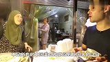 中国街头独具特色的小吃，看清食材后，外国网友给钱都不吃