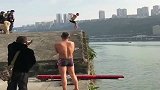 不管跳水动作专不专业，就大哥这勇气，都值得我们学习！