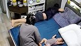 爸爸示范翻身技巧，结果一翻一个不吱声
