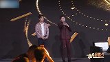 刘宪华T恤叠穿衬衫简约清爽，戴眼镜显斯文获保镖护驾