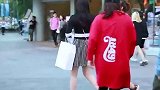 三里屯街拍，北京的8级大风，吹不散美女逛街的热情