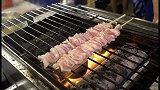 泰国夜市，普普通通的猪肉串，被烤制得让人垂涎欲滴