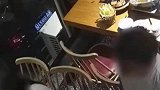 两顾客餐厅内打架，餐厅内就餐的特警果断制止