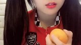 微胖吃货小姐姐，面对美食垂涎欲滴的样子真可爱，吃吧