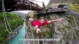 美女蹦极发生“意外”，跳下一瞬间绳子断裂，镜头拍下全过程