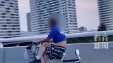 大爷翘着二郎腿骑电动车  网友：你大爷永远是你大爷