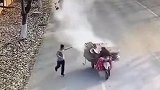 大爷开“火车”驶过消防队 消防员奔跑拦车灭火