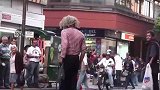 面具男恶作剧，面具男故意模仿路人的动作，围观的人真多