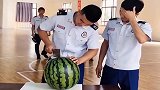 班长给大家表演徒手切西瓜