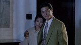 美女刚进厕所，谁知家里进了个男人，就藏在她的身边