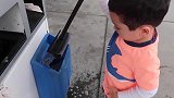 调皮的孩子你这是干嘛了，你在弄什么了，那样会很脏的！