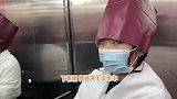浑身都是笑点！辣目洋子纸袋套头当雨伞，自夸雨再大也浇不灭智商