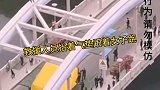 吓人！大妈在桥梁上奔跑 救援人员抬气垫跟着追
