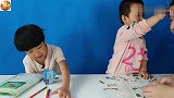 姐姐涂色3只海马，妹妹贴纸拽爸爸吓人！