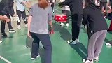 体育课同学们第一次玩同心鼓，玩得又稳又有默契