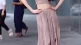时尚街拍偶遇韩国网红潘南奎小姐姐，谁知道她跳的这是什么舞蹈