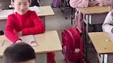 暖春四月女孩仍穿棉鞋上学，老师借奖励之名巧送新鞋
