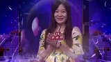 女嘉宾跳古风舞，观众们掌声不断