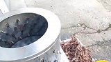 男子展示机器，如何清洗鸡毛