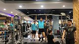 申花海口冬训：来自1米97的引体向上 金信煜健身房轻松示范.