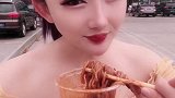 一元一杯爆辣火鸡面，看小姐姐吃相真是馋人