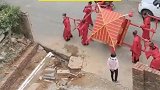 大型翻车现场，八人大轿抬新娘不慎侧翻