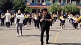 一个敢教一群敢跳，这么魔性的课间操只有灵魂校长顶得住，太厉害